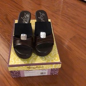 Brighton Dream chocolate croc/black elastic wedge